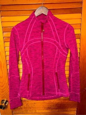 Lululemon Define jacket in a magenta diamond jacquard pattern - size 6